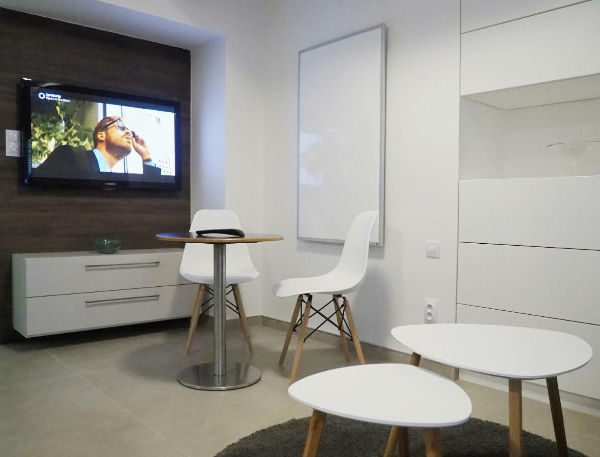 Ap10 - Apartments 4U Brezinova "Overnight Simply" Hradec Králové エクステリア 写真