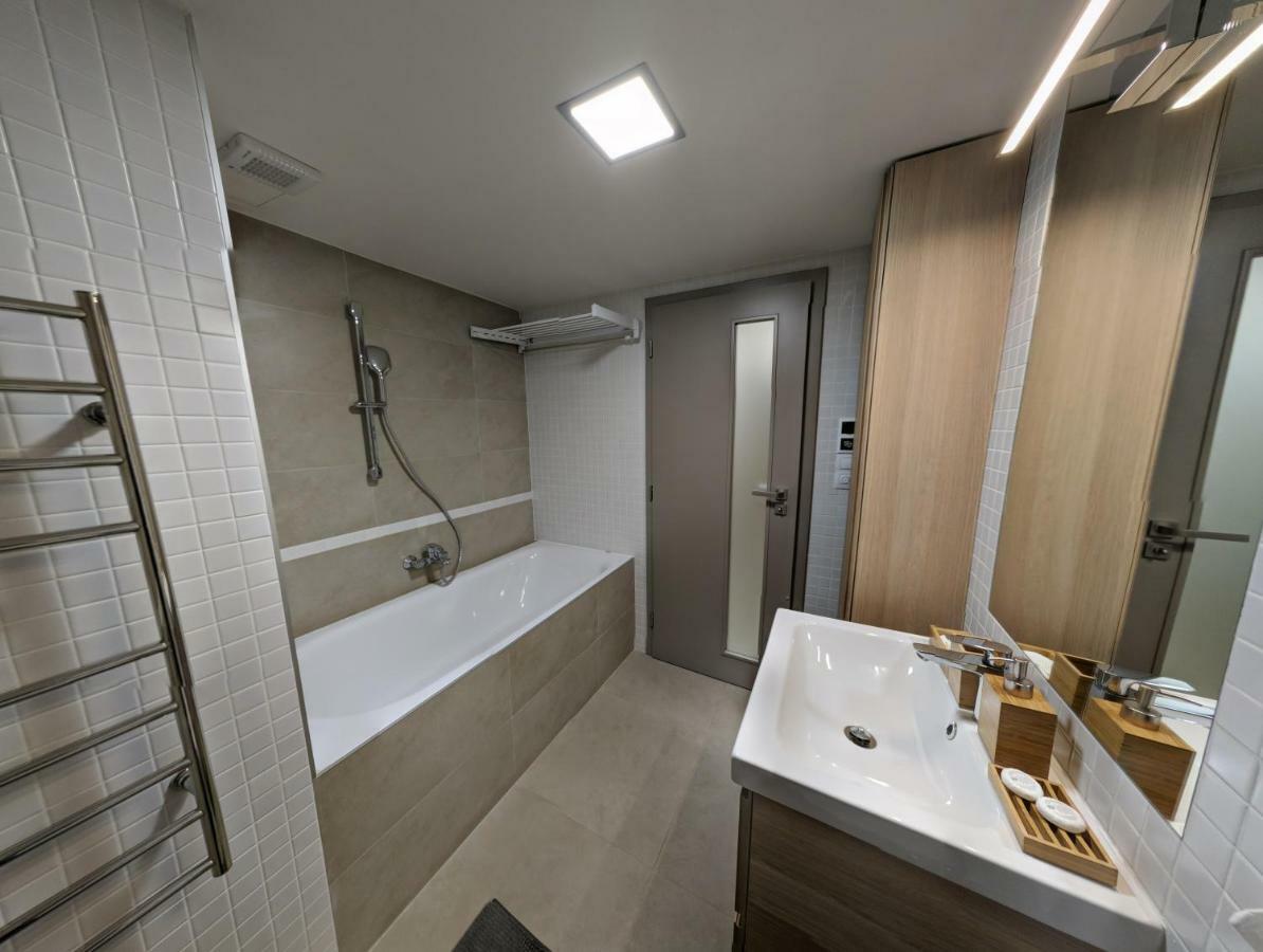 Ap10 - Apartments 4U Brezinova "Overnight Simply" Hradec Králové エクステリア 写真