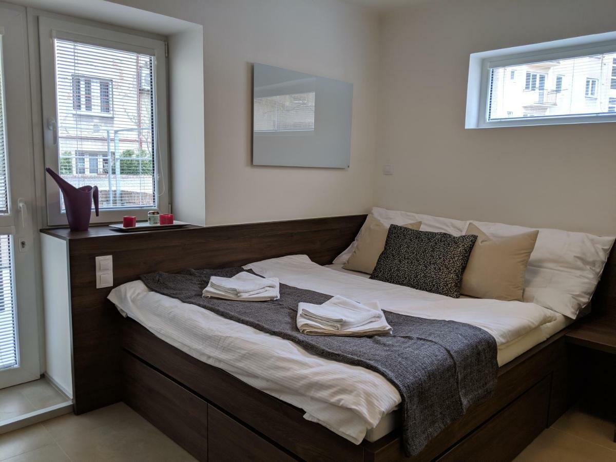 Ap10 - Apartments 4U Brezinova "Overnight Simply" Hradec Králové エクステリア 写真