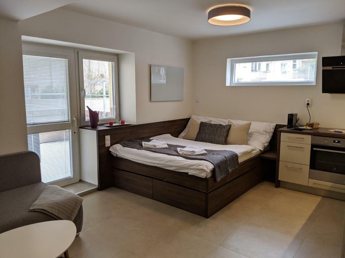 Ap10 - Apartments 4U Brezinova "Overnight Simply" Hradec Králové エクステリア 写真